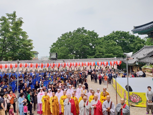 Partake in the Vesak Ceremony at Yonggungsa Cham Joeun Uri Temples